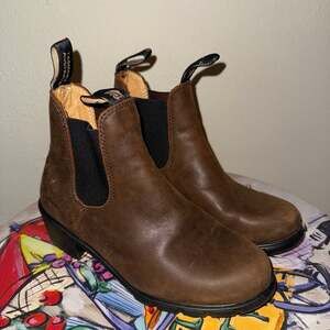 Blundstone 1673 Women's Heeled Chelsea Boots in Antique Brown